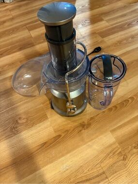 Breville Silver and Clear Juice Extractor